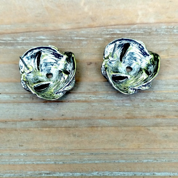 Textured post back silver tone earrings - Picture 4 of 4